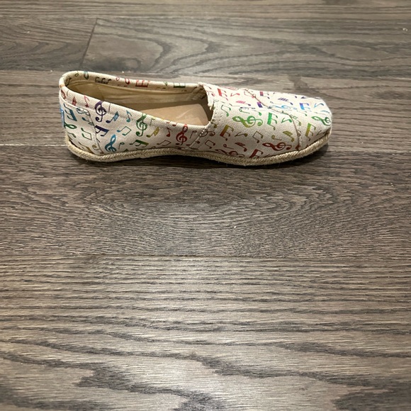 TOMS Women’s 7W Slip-On Shoes Rainbow Music Notes Print Canvas Flats - Picture 9 of 11
